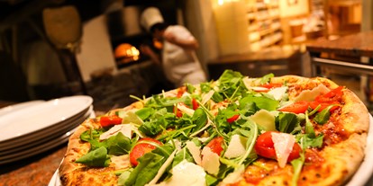 Essen-gehen - Ambiente: urig - Pizza - Trofana Tyrol - Trofana Tyrol - Wirtshaus und Erlebnisdorf