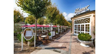 Essen-gehen - Gerichte: Schnitzel - Salzkammergut - Unser fantastische Gastgarten an der Traun - our beautiful outdoor dining area by the river - Grand-Café u. Restaurant Zauner Esplanade