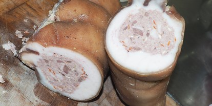 Essen-gehen - Ambiente: urig - Zampone vom Mangalitza Schwein, gibts nicht immer, aber oft.  - Gössnitzer