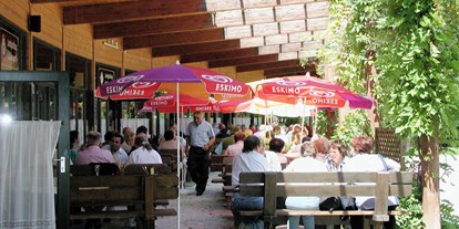 Essen-gehen - Sattledt - Schattiger Gastgarten mit 100 Sitzplätzen - ideal für Busgruppen! - Agrarium Gasthaus Zaubergart'l