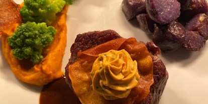 Essen-gehen - rollstuhlgerecht - Willich - Berderhof's Rinderfilet, Romanesco, Karottenpü & lila Kartoffeln - Restaurant Landwirtschaft