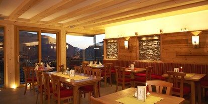 Essen-gehen - Gerichte: Fisch - Speiseraum mit Panoramablick ins Tal auf den Ort Filzmoos  - Panoramarestaurant Reithof