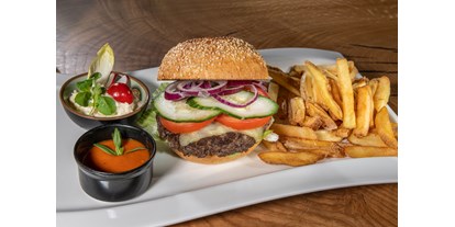 Essen-gehen - Buffet: Salatbuffet - Salzburg - Der Stegerbräu-Burger ist nur einer der verschiedenen Burgervarianten - Restaurant Stegerbräu - Radstadt