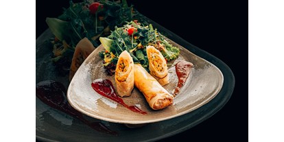 Essen-gehen - Gerichte: Burger - Salzburg - Hausgemachte Frühlingsrollen mit Mango-Wasabi Dip, Sojasauce und Salatgarnitur - Restaurant Stegerbräu - Radstadt