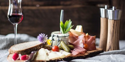 Essen-gehen - Gerichte: Antipasti - Kärntner Speck und Käsejause im Restaurant Ainkehr am Katschberg. - Restaurant Ainkehr Katschberg