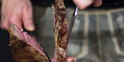 Essen-gehen - Ambiente: urig - Saftiges Fleisch für unsere Gäste im Restaurant Ainkehr am Katschberg. - Restaurant Ainkehr Katschberg