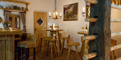 Essen-gehen - Sitzplätze im Freien - Nockberge - Trinkstube mit Bar im Almdorf Seinerzeit - Almdorf Seinerzeit