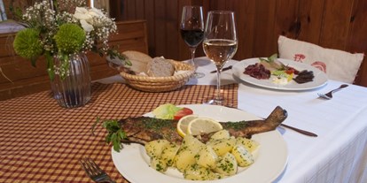 Essen-gehen - Hochneukirchen - Auf unserer Speisekarte finden Sie vor allem traditionelle österreichische Gerichte. Eine Spezialität des Hauses ist die gebratene Forelle aus den eigenen Fischteichen. - Gasthaus Buchegger