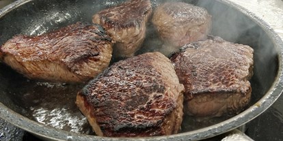 Essen-gehen - Mahlzeiten: Frühstück - Steaks von unseren eigenen Angus Rindern, an einem Steak Abend - Freizeitanlage Gallien Fam Toifl