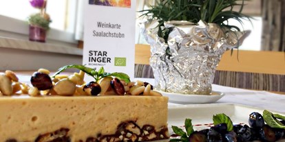 Essen-gehen - Salzburg-Stadt Riedenburg - Weißes Schokoladenmousse auf Nussknusperboden und marinierten Heidelbeeren - Gasthaus Saalachstubn