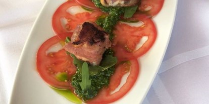 Essen-gehen - Gerichte: Delikatessen - PLZ 5020 (Österreich) - Paradaisercarpaccio mit gebratenem Schafkäse im Speckmantel & Ruccolapesto - Gasthaus Saalachstubn