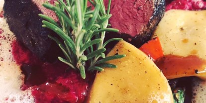 Essen-gehen - Gerichte: Delikatessen - Salzburg - Rosa gebratener Hirschrücken auf Zweierlei von Kürbis & Roter Rübe dau Steinpilzravioli & Krenschaum - Gasthaus Saalachstubn