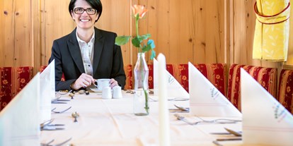 Essen-gehen - Buffet: kein Buffet - Salzburg - Wirtin am gedeckten Tisch im Brückenwirt - Brückenwirt