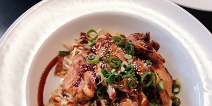 Essen-gehen - Art der Küche: asiatisch - Knusprige Ente mit gebratenen Nudeln und Teriyaki Sauce - OSTWIND im Gasthaus Mentil