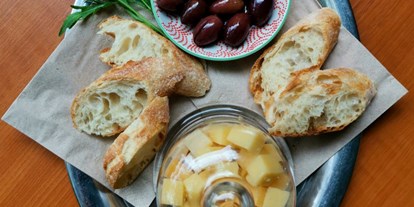 Essen-gehen - Art der Küche: mediterran - Käseauswahl und Oliven - Villa Weidig CaféBar 