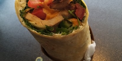 Essen-gehen - PLZ 45127 (Deutschland) - Wrap mit Salat Wahlweise Ruccola oder Lollo Bionda, Frischkäse Tomate, Gurke, Gouda, Dressing und Hühnchenbrust - Steffi's Pausenbox 