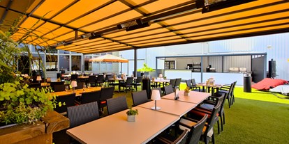 Essen-gehen - Gerichte: Curry - Außenterrasse mit Pergola, Outdoorküche und Kräutergarten mit Blick auf den Beachvolleyballplatz. - Restaurant Maracana