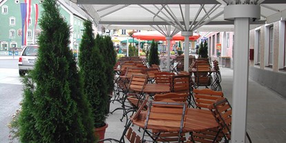 Essen-gehen - Gerichte: Hausmannskost - Salzburg - Der Gastgarten mit Blick über den Tamsweger Marktplatz - Ristorante Pizzeria Toscana