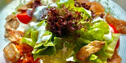 Essen-gehen - rollstuhlgerecht - Velden am Wörther See - frischer Sommersalat mit Putenstreifen - Restaurant Sissi