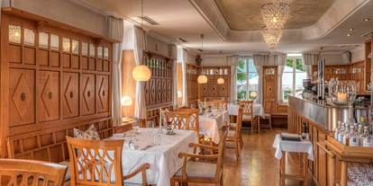 Essen-gehen - grüner Gastgarten - PLZ 5020 (Österreich) - Innenbereich mit Bar des Restaraunt Riedenburg  - Restaurant Riedenburg