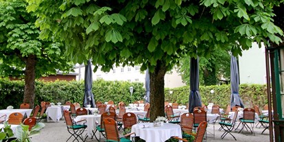 Essen-gehen - Gerichte: Gegrilltes - Salzburg - Seenland - Gastgarten des Restaurant Riedenburg  - Restaurant Riedenburg
