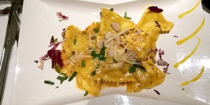 Essen-gehen - Sitzplätze im Freien - Tennengau - Hausgemachte Ravioli mit Trüffel gefüllt mit Salbei, Butter und Parmesan - Osteria Cavalli