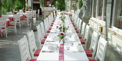 Essen-gehen - Gerichte: Schnitzel - Festliche Tafel im Wintergarten - Restaurant im Hotel Glocknerhof