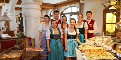 Essen-gehen - Gerichte: Schnitzel - Mitarbeiter beim Buffet - Restaurant im Hotel Glocknerhof