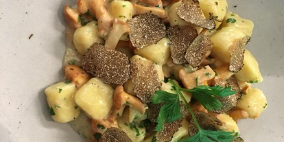 Essen-gehen - Mahlzeiten: Catering - Hausgemachte Kartoffelgnocchi mit Pfifferlingen und Trüffel aus Norcia - Hotel - Restaurant Rosmarie