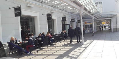 Essen-gehen - Salzburg-Stadt Riedenburg - Das Restaurant Johann mit Sitzgelegenheiten direkt im Bahnhofsgebäude als auch davor - Das Johann - Wiener Cafe und Restaurant