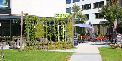 Essen-gehen - Sitzplätze im Freien - Tennengau - Die Trumerei im September 2018 bei bestem Wetter - TRUMEREI - Bar, Restaurant & Bier Shop