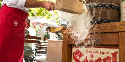Essen-gehen - Raucherbereich - Salzburg - Bei einer Reservierung im Bräustüberl kann man auch ein 20 l Holzfass zum Selberzapfen dazubuchen. - Bräustüberl in der Stiegl-Brauwelt