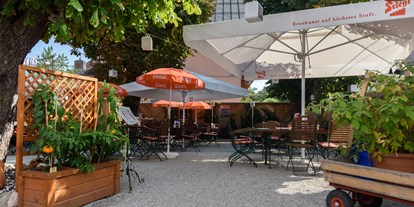 Essen-gehen - Preisniveau: € - Österreich - Gastgarten mit Kastanienbäume - Gasthof Wastlwirt