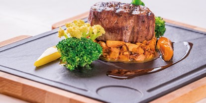 Essen-gehen - Gerichte: Barbecue - Filesteak - eine unserer Spezialitäten - Sporthotel Reisch - Restaurant Kaiserstuben