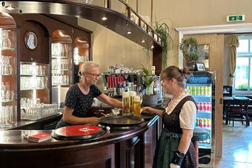Restaurant: Die gemütliche Bar im Restaurant Sissi mit den zwei top Kellnerinnen Bernadette und Luise. - Restaurant Sissi
