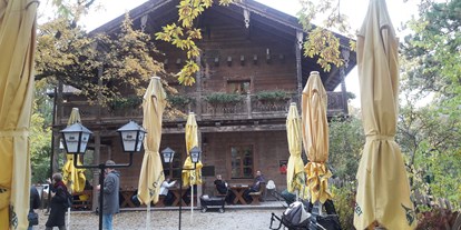 Essen-gehen - PLZ 2344 (Österreich) - Das Gasthaus Tirolergarten oberhalb dem Tiergarten von außen im Herbst - Gasthaus Tirolergarten
