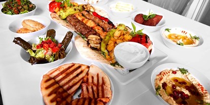 Essen-gehen - Gerichte: Antipasti - Original libanesische Gerichte. Viele verschiedene Mezze Gerichte und Fleischplatte für mehr als 2 Personen. - Qadmous Libanesisches Restaurant Berlin
