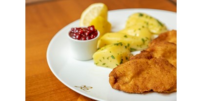 Essen-gehen - Mahlzeiten: Frühstück - Salzkammergut - Schnitzel mit Petersielkartoffel - 
Schnitzel with parsley potatoes - Grand-Café u. Restaurant Zauner Esplanade