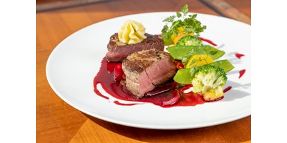 Essen-gehen - Gerichte: Fisch - Salzkammergut - Rinderfilet Steak mit Gemüseallerlei - 
Beef Filet with steamed vegetables - Grand-Café u. Restaurant Zauner Esplanade