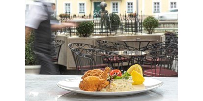 Essen-gehen - Gerichte: Fisch - Salzkammergut - Backhendl mit Kartoffel/Gurkensalat - 
Fried Chicken with a potato-cucumber salad  - Grand-Café u. Restaurant Zauner Esplanade