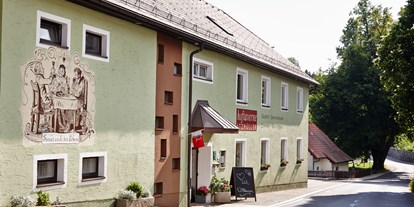 Essen-gehen - grüner Gastgarten - Oberösterreich - Straßenseite - Haupteingang - Landhotel Hoftaverne Atzmüller