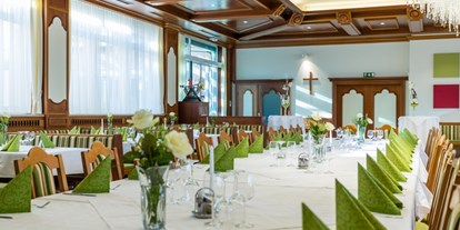 Essen-gehen - grüner Gastgarten - Oberösterreich - Kleiner Saal gedeckt für eine Geburtstagsfeier  - Gasthof Mayr