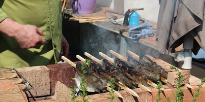 Essen-gehen - rollstuhlgerecht - Salzkammergut - Steckerlfische Fische aus dem Salzkammergut - Naturkuchl