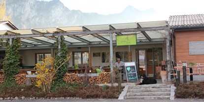 Essen-gehen - Gerichte: Schnitzel - Salzkammergut - Terrasse im Frühling - Naturkuchl