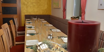 Essen-gehen - grüner Gastgarten - Oberösterreich - Abgetrennter Essbereich für bis zu 40Personen - perfekt für Weihnachtsfeiern - Dorfstüberl Hoamatgfühl