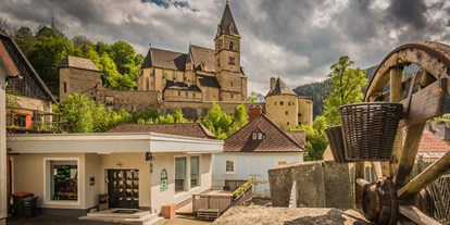 Essen-gehen - Sitzplätze im Freien - Österreich - Unser Wirtshaus und Kleinbrauerei liegt am Fuße der sehenswerten Kirchenburg St.Oswald in Eisenerz - Erzbergbräu