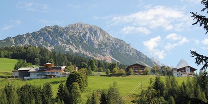 Essen-gehen - Ambiente: urig - Österreich - Blick vom Ort zum Reithof mit dem Rettenstein und Dachstein im Hintergrund - Panoramarestaurant Reithof