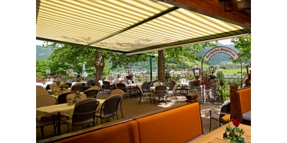 Essen-gehen - Ambiente: modern - Filzmoos (Filzmoos) - Der Stegerbräu Gastgarten unter 3 Linden, mit Blick auf die Radstädter Tauern - Restaurant Stegerbräu - Radstadt