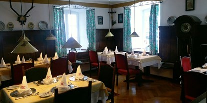 Essen-gehen - Mahlzeiten: Frühstück - Nockberge - Sie "Bürgerstube" mit Damasttischwäsche und Platzteller - Das Herrenhaus