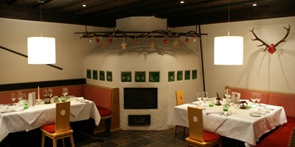 Essen-gehen - Spielplatz - Nockberge - Restaurant Alte Mühle gemütliche Sitzecke mit Kachelofen - Kirchleitn Alte Mühle